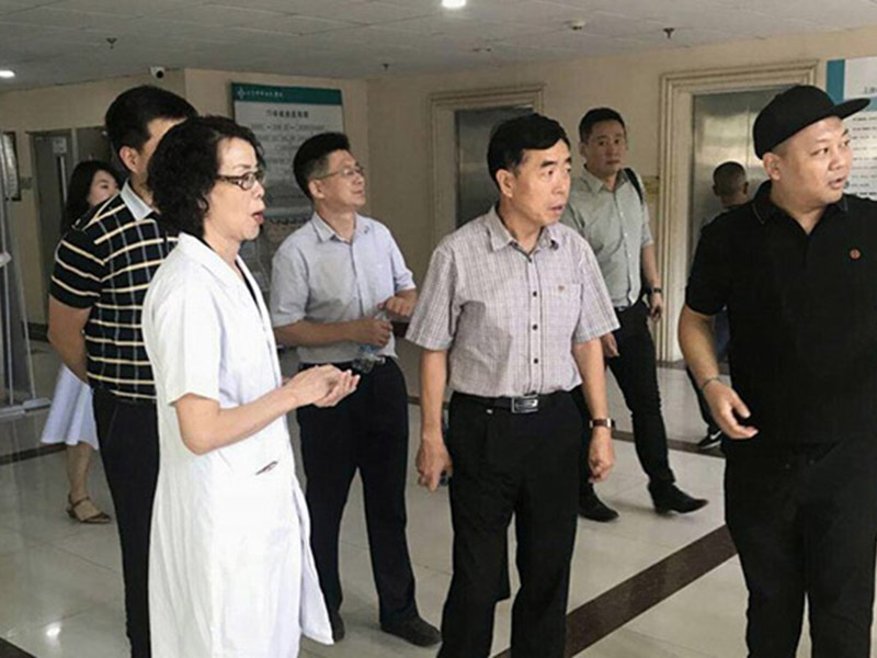 沧州职业技术学院党委书记冯庆山、院长杨静利在听取医养结合项目的汇报